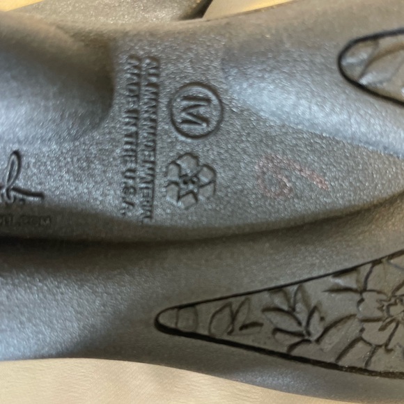 Oka-B Women's Kira Bow Flip Flops - Picture 7 of 8